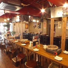 【店貸切】個室のパーテーションも外し、店舗すべてを貸し切って最大40名様での貸切宴会がご利用いただけます。全席喫煙可能で愛煙家の方がいる場合も安心！会社の宴会や大人数の打ち上げなど、一体感抜群での宴会に最適です。55インチのテレビモニターを利用したい方もぜひご相談ください。