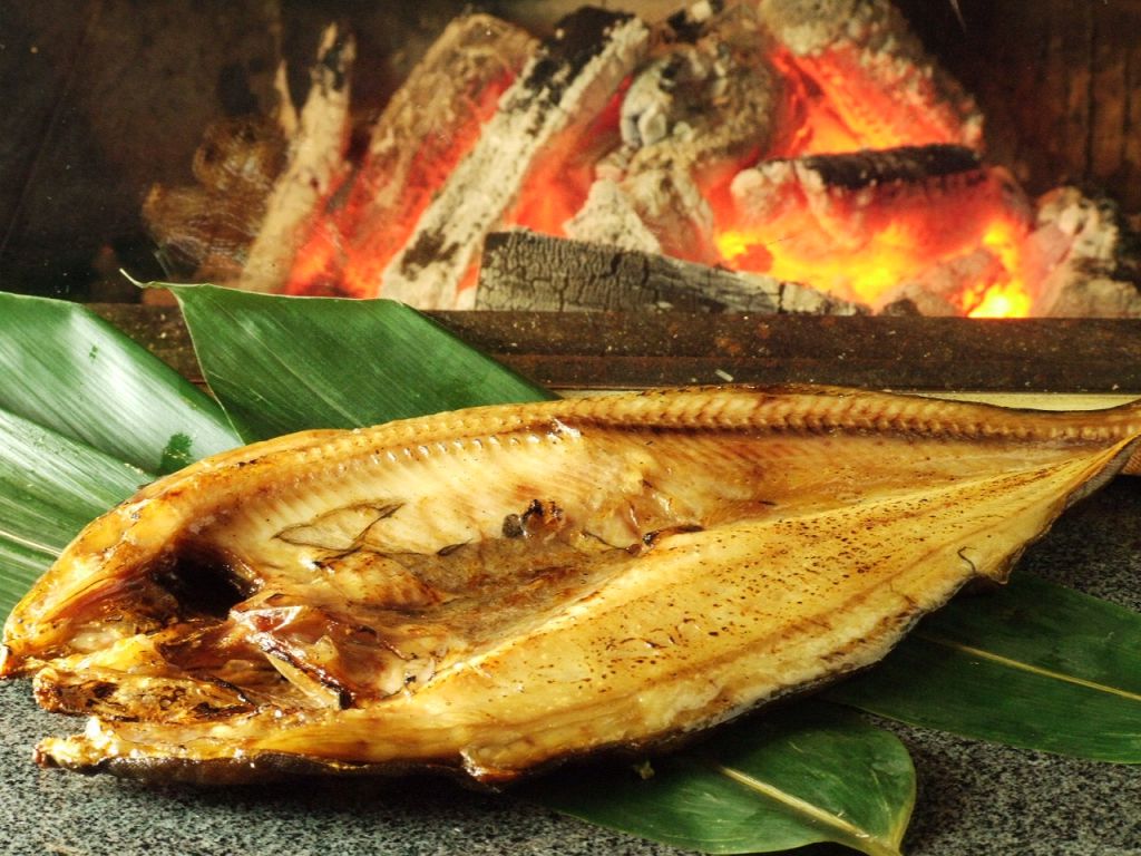 豪華に炭火で焼きあげる羅臼産のほっけ1518円！脂の乗った良い物仕入れてます！！