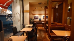 当店では、4名様用のテーブルを5席ご用意しております。友人や家族との楽しい時間を過ごすのに最適な空間です。店内奥にあり、ゆったりとしたテーブルで、食事をしながら会話を楽しむことができます。ぜひお気軽にご利用ください。