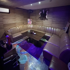 カラオケができる完全個室です。最大10名様まで入れます。