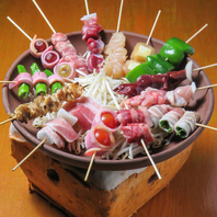 焼きたての香ばしい焼き鳥を“ゆでもやし”と共に◎