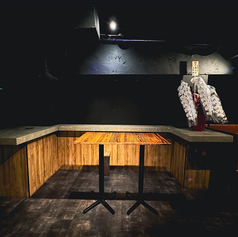 テーブル席を13卓ご用意しております。DJブース完備◎机/椅子の配置は事前にスタッフにご相談いただければご自由に移動可能です。