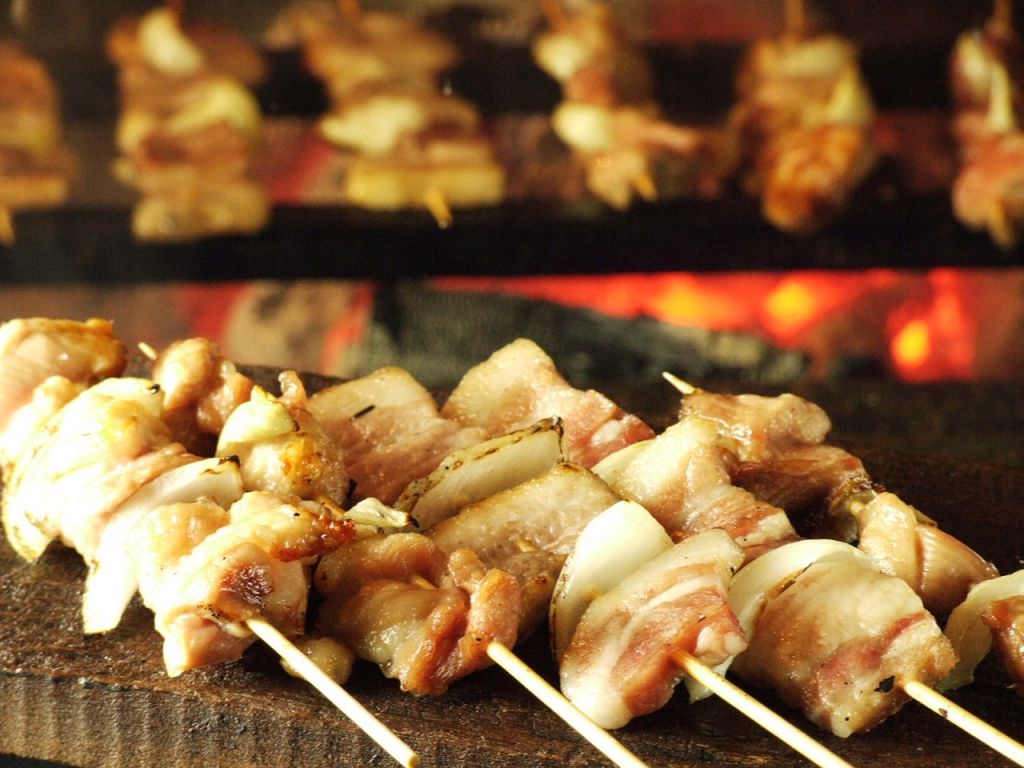 こちらも炭火で焼く樽前湧水豚串！伊達産の鶏串もオススメ♪