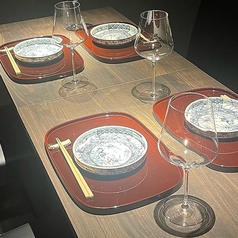 当店は2名様用のテーブル席を3卓ご用意しております。テーブルの連結も可能ですので、デートはもちろん、気の置けないご友人との少し贅沢なご会食にもぴったりです。柔らかな灯りが包む上質な空間で、旬の日本料理をお楽しみください。