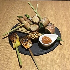 炭火で引き出す豚巻き野菜と魚串の旨みへのこだわり