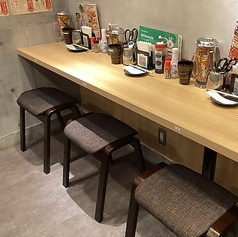 《カップル・ご夫婦にも◎》横並びで座れるテーブル席ございます。肩肘張らずに楽しいひと時をお過ごしいただけます♪