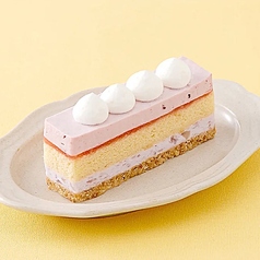 白桃とフランボワーズのケーキ