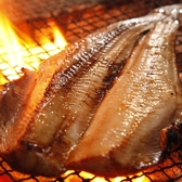 【炭火で豪快に焼き上げる！】最大1000度にも達する炭火焼の熱は、火ではなく熱源である炭火の「熱」。自然な熱伝導により、焼きムラを最小限に。また、炭火の「遠赤外線」により表面に美味しそうな焦げ色をつけ、「近赤外線」により水分が抜ける前に火を通す。皮はパリパリなのに身はふっくらとジューシーに。