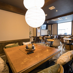 おしゃれな照明が照らす5名掛けテーブル席。