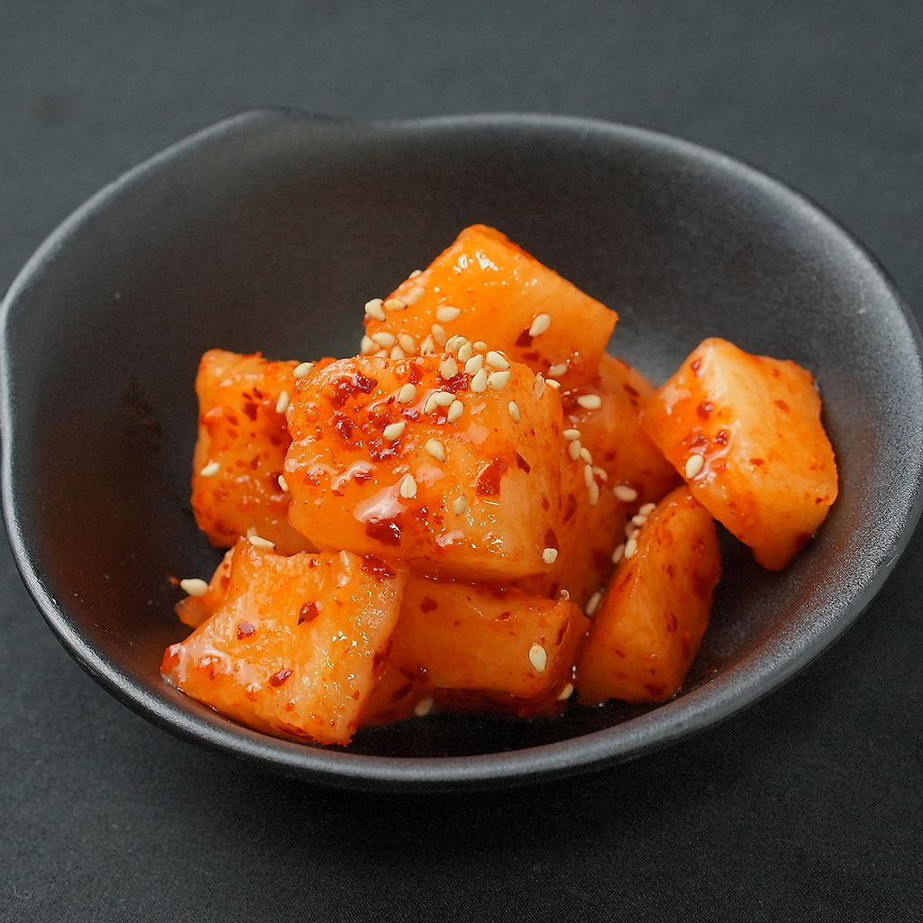 シャキシャキ食感と辛みが食欲をそそる自家製カクテキなど焼肉のお供に最適な一品を揃えております！