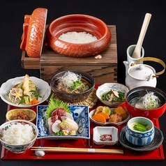 【お昼の御膳は炊き立ての土鍋ごはん付き】魚・肉・野菜と県産米を使用した炊きたての土鍋ごはんをどうぞ。の写真