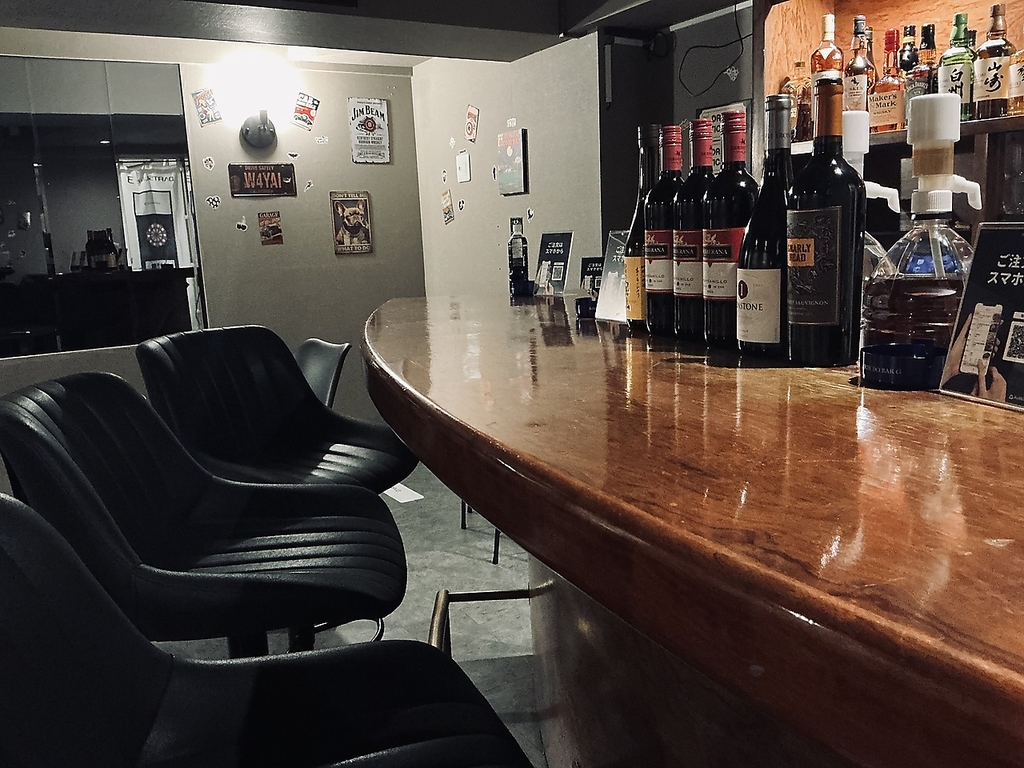 コンセプトは【大人の隠れ家】×【大人の遊び場】落ち着いた店内、懐かしい曲線を描くカウンター設計