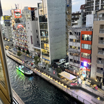 夕暮れの川と街の灯り