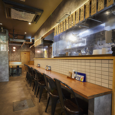 炭火の香りが広がる店内は、木の温もりを感じる落ち着いた空間。料理人の手元を間近で楽しめるカウンター席、ゆったりとくつろげるテーブル席をご用意。お一人様からグループまで快適にお過ごしいただけます。