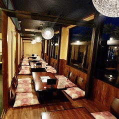 【掘りごたつ席：4名様×5卓（全20席）】少人数での宴会、ご家族でのお食事などにも◎落ち着いた雰囲気と広々とした空間は、小さなお子様連れのお客様はもちろん、ご家族・ご親戚とのお食事会など、様々な用途で幅広くご活用OK！各部屋をロールカーテンで仕切ることができますので、人数に応じて柔軟にご利用可能です。