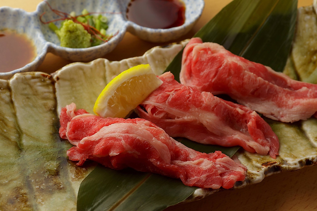 今話題の炙り肉寿司は当店で！！目の前で炙るので出来たて、熱々です♪