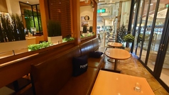 当店のテラス内には、2名様用のテーブルが3席あります。落ち着いた雰囲気の中で、友人や恋人と共に楽しい時間を過ごせます。美味しい料理を味わう贅沢なひとときをお楽しみください。