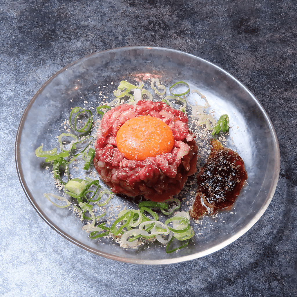 新鮮なお肉だからこそ提供できるメニューも◎「和牛ユッケ刺し」は、お酒のお供にもピッタリな逸品。