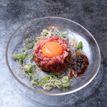 新鮮なお肉だからこそ提供できるメニューも◎「和牛ユッケ刺し」は、お酒のお供にもピッタリな逸品。