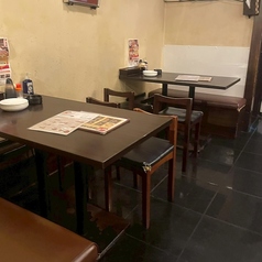 少人数でのご利用にちょうどいいテーブル席。仕事帰りの一杯や、気軽な飲み会にもおすすめです。2つのテーブル席をつなげて、ご宴会でのご利用も可能です。