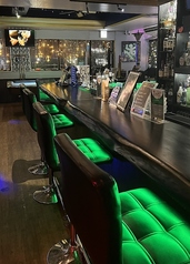 バーテンダーとの会話を楽しんだり、静かにお酒を嗜んだりと、思い思いの時間を過ごせます。