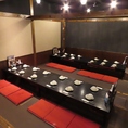 【15～24名様向け完全個室】大人数でもゆったりとお過ごしいただける掘りごたつタイプの完全個室をご用意。足を伸ばしてくつろげる空間は、会話も弾む快適なひとときを演出。誕生日やお祝いごとのお集まりにも重宝致します。また会社宴会や各種お集まりに最適。ご予約・ご相談もお気軽にお問い合わせください。