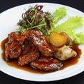 料理メニュー写真 横浜ブランド豚“はまぽーく”と根菜の黒酢スブタ