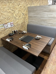 独立空間性の高い2名様～4名様用のソファ席お子様女性の方ならもう少し座れるかも？