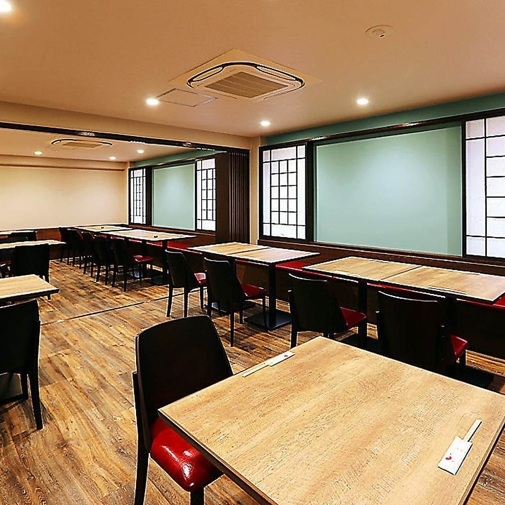 店舗2階には、20名様から最大45名様までご案内可能な貸切個室を完備しております。