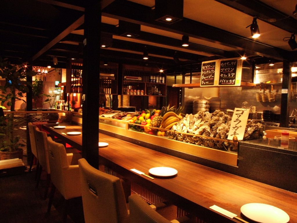 オープンキッチンから豪快な料理を堪能できるカウンター席もオススメ！！