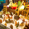 入り口前の鮮魚台には、獲れたて入荷したての新鮮鮮魚や県産野菜が色とりどりに並べられています。