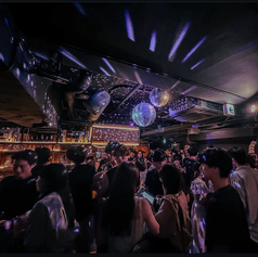 着席：70名/立席：最大150名規模のラグジュアリー空間です。地下空間のため音漏れの心配が少なく、深夜まで音楽イベントやパーティーを思い切り楽しめます！