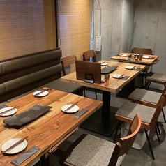 料理をたくさん並べてシェアできる広々としたテーブル席です。木のぬくもり溢れる店内でごゆっくりお寛ぎください。