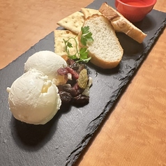 【蔵王クリームチーズ】ワインとクリームチーズのリッチな味わいが絶妙に融合《528円(税込)》の写真