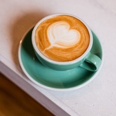 パソコン作業やスマートフォンの充電に便利な電源席をご用意しております。無料Wi-Fiと合わせてご利用いただくことで、長時間の作業や急な充電切れにも対応可能です。美味しいカフェと料理を楽しみながら、ビジネスや休憩の時間を効率的にお過ごしいただけます。