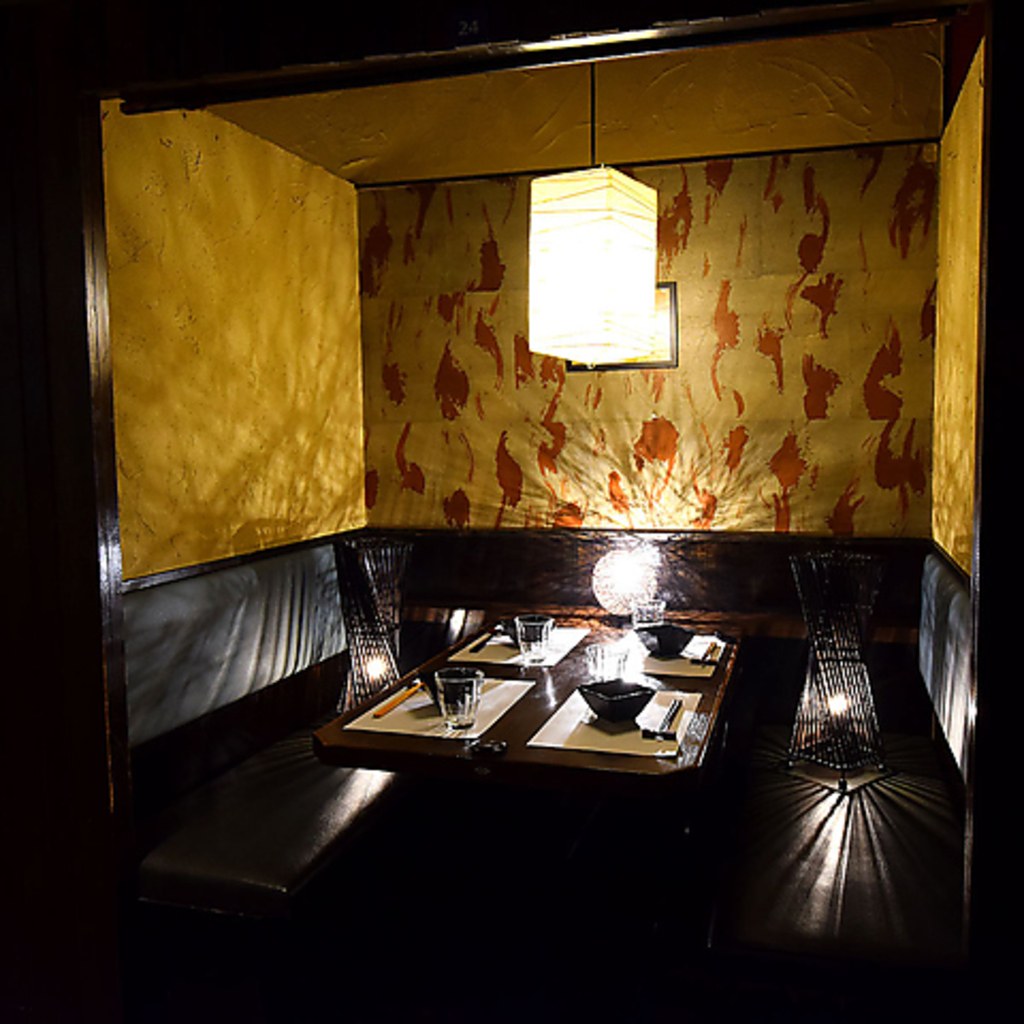 和モダンの雰囲気が落ち着く空間…完全個室もありますのでゆったりお寛ぎ下さい♪