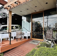 緑に囲まれたエントランスから光溢れる店内へ