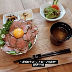 【限定】至極の黒毛和牛もも肉ローストビーフ丼】(卵黄のせ)副菜、サラダ、みそ汁<税込2000円>