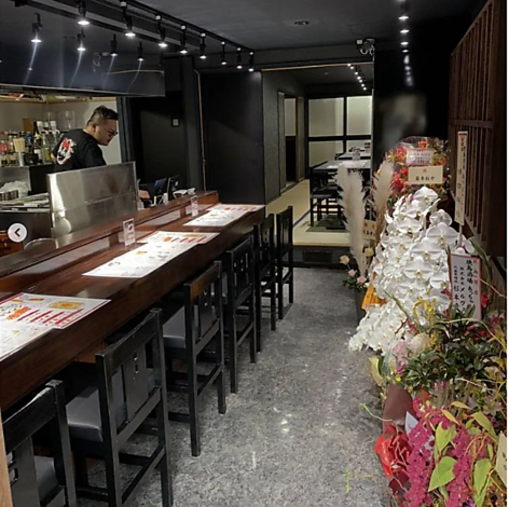 落ち着いてお酒と料理を楽しめるカウンター席もございます！お仕事終わり一杯いかがですか？