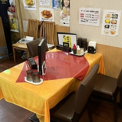 4名掛けテーブル（繋げて最大12名様まで横並び可能）