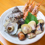 車海老やはまぐり、ホタテなど新鮮な海の幸を炉端焼きでビールとともに♪最高のひとときを当店で◎