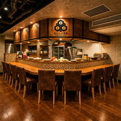 入口すぐのカウンターが印象的な和モダン空間。料理人の所作を眺めながら食事とお酒を楽しめます。広島市中区本通の好立地で、少人数飲みから宴会・貸切まで対応。会食や女子会にもおすすめ。