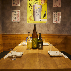 木の風合いを活かした空間には、臨場感あふれるカウンター席と、心地よく会話を楽しめるテーブル席を完備。焼き鳥と牛タンの香りが五感を刺激する、落ち着いた大人の空間です。