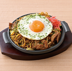 目玉焼がのった濃厚焼そば