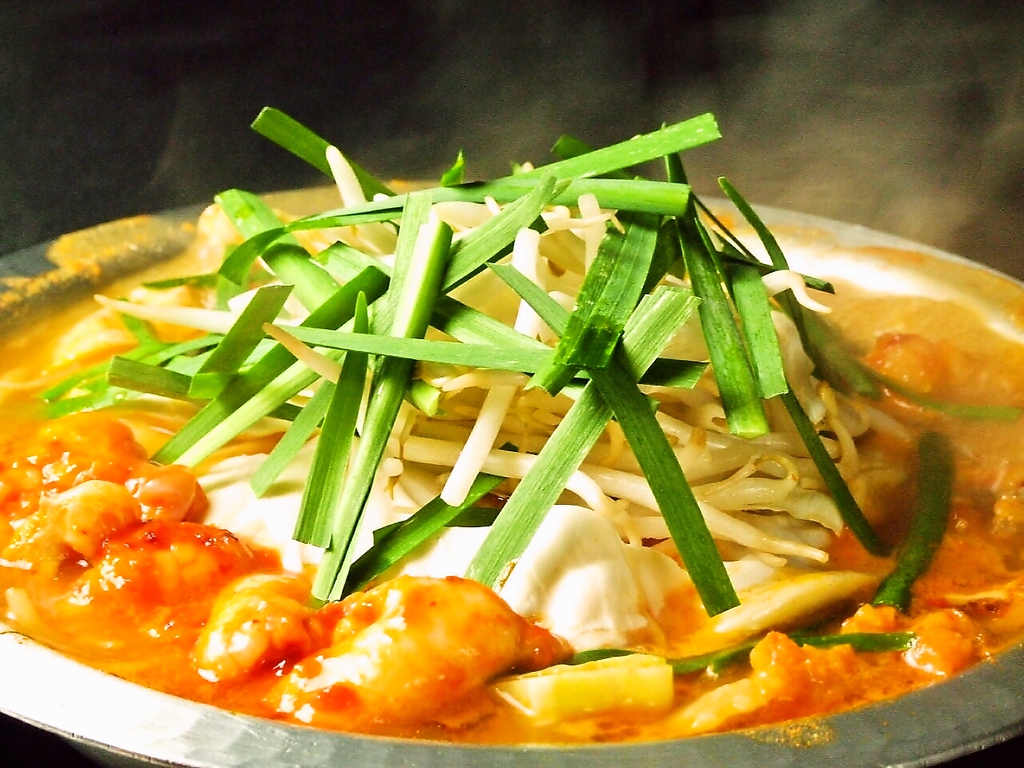 予約殺到！行列ができる程の人気の理由は、国産和牛もつと、驚くほどの野菜の量そして秘伝の出汁に有