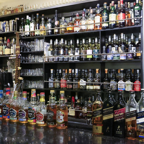 500種類以上のウォッカや希少なウイスキー、北海道料理をお楽しみいただけます。