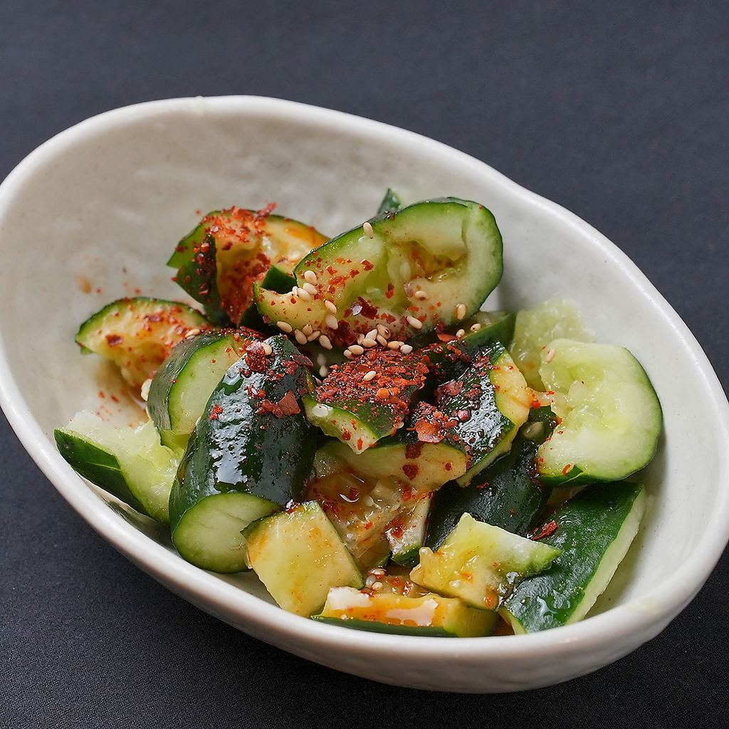 ごま油と唐辛子で和えたたたききゅうりは歯ごたえ抜群！ポリポリ食感で一息つきたい時には最適です。