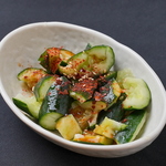 ごま油と唐辛子で和えたたたききゅうりは歯ごたえ抜群！ポリポリ食感で一息つきたい時には最適です。