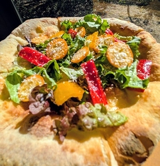 宮崎産旬の彩り野菜と濃厚チーズピザ