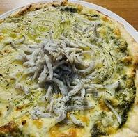 釜上げしらすと玉ねぎのジェノベーゼピザ